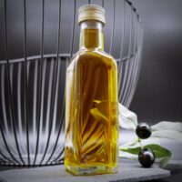 Kaltgepresstes extra natives Olivenöl aus unreifen grünen Oliven